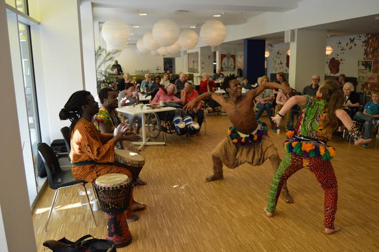 Træde tilbage forbedre Peer Polterabend-dans eller trommespil - Afrikansk dans & kultur